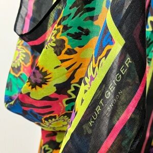KURT GEIGER LONDON NWT AUTHENTIC VIBRANT FLOWERS BLOOM LIGHTWEIGHT SCARF
